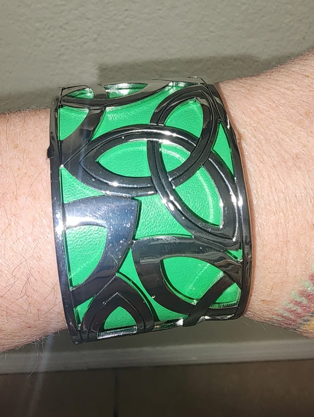 Solvar Green Leather Cutout Metal Cuff Bracelet